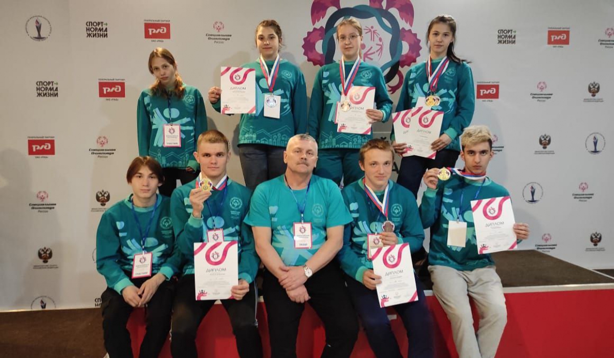 Команда Свердловской области, в которую входит артемовец Александр Филатов (нижний ряд, второй слева) уже в первый день завоевала много медалей